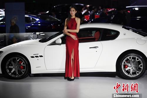 11月9日，2017第14屆中國西南（昆明）國際汽車博覽會在昆明滇池國際會展中心開展，市民欣賞了一場汽車盛宴。會展現(xiàn)場還展出了新能源汽車及機(jī)車。<a target='_blank' href='http://www.chinanews.com/'>中新社</a>記者李進(jìn)紅攝