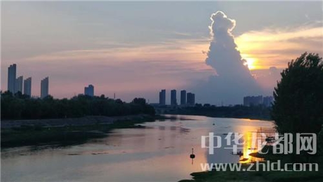 為了這朵云，周口人聚集在大慶路橋上……
