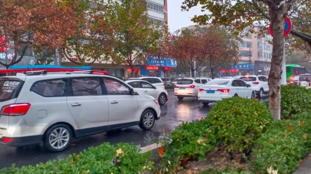 雨中道路擁堵，市民可繞行！