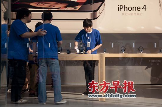 不少蘋果零售店柜臺(tái)人員說(shuō),現(xiàn)在iPhone 4很缺貨。早報(bào)記者 王炬亮 實(shí)習(xí)生 楊深來(lái) 圖 不少蘋果零售店柜臺(tái)人員說(shuō),現(xiàn)在iPhone 4很缺貨。早報(bào)記者 王炬亮 實(shí)習(xí)生 楊深來(lái) 圖