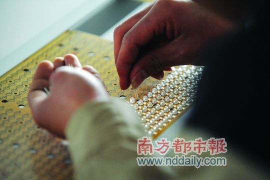工人忙著安裝用于燈具發(fā)光的LED燈珠,這類工作處于LED燈具生產(chǎn)的最下游。資料圖 工人忙著安裝用于燈具發(fā)光的LED燈珠,這類工作處于LED燈具生產(chǎn)的最下游。資料圖