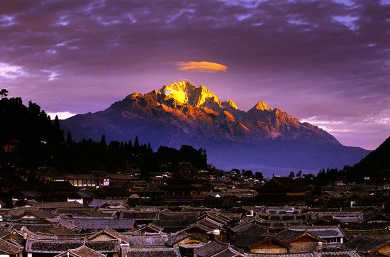 玉龍山下的古城風(fēng)景 玉龍山下的古城風(fēng)景