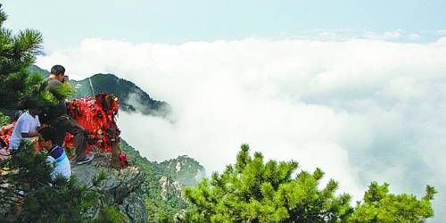  廬山云霧變幻莫測，常常轉(zhuǎn)瞬間便換了模樣。